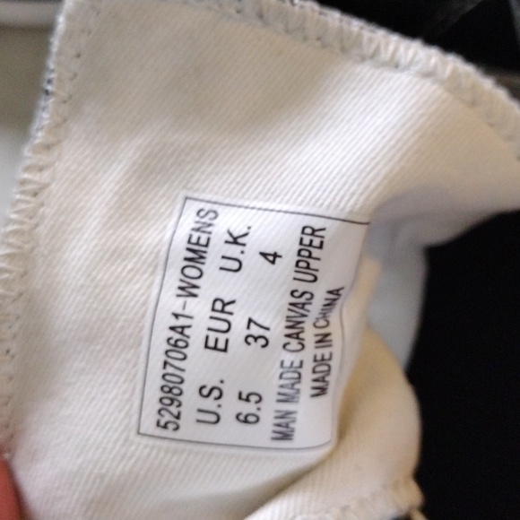 Levi's canvas sneakers. - Picture 5 of 8